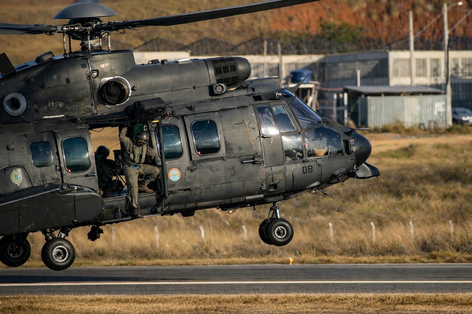 Helicóptero pousando